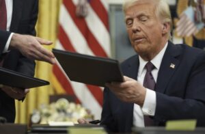 Президент Дональд Трамп підписує розпорядження